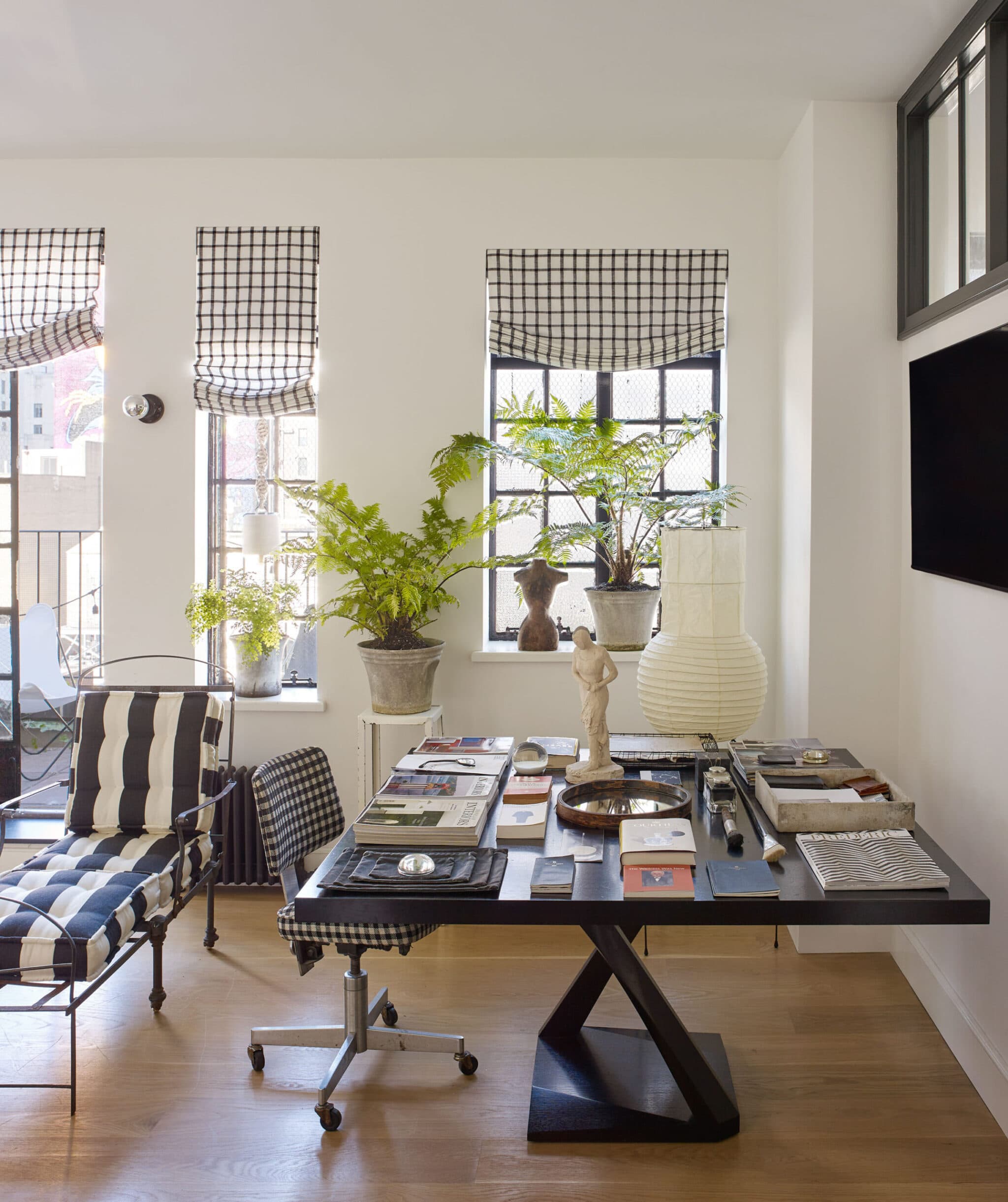 Tour a Gramercy Park Aerie in Black and White – Frederic Magazine