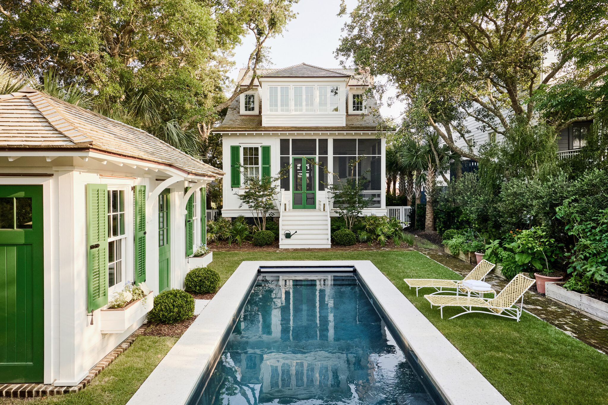 Visit a Pair of Colorful Cottages on Sullivan's Island – Frederic Magazine, image size:2048x1365